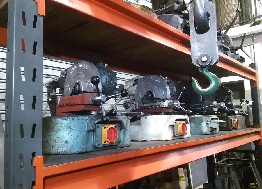 Estantería de reparaciones terminadas esperando retiro