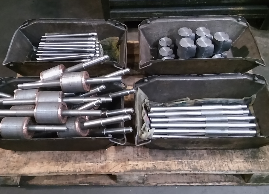 Pallet con ejes, rotores y tornillos de morsa